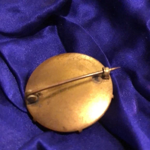 Antique Edwardian gilt edged, hand painted cameo pin with pink roses. - Picture 3 of 7